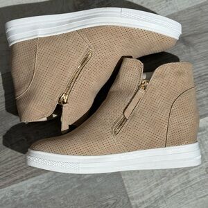 Yoki beige suede ankle boots womens size 10